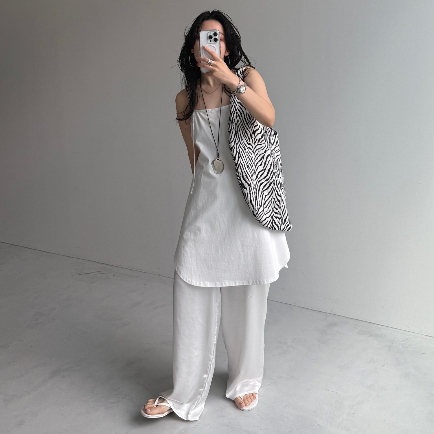 relax satin pants / white