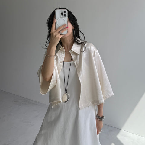 glossy cropped satin shirt / ivory