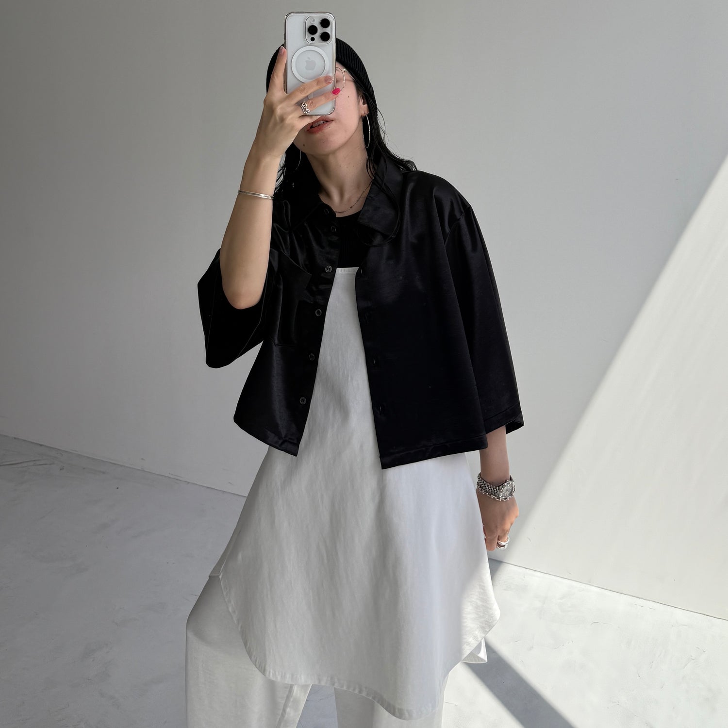 glossy cropped satin shirt / black | wee9s | ウィークス