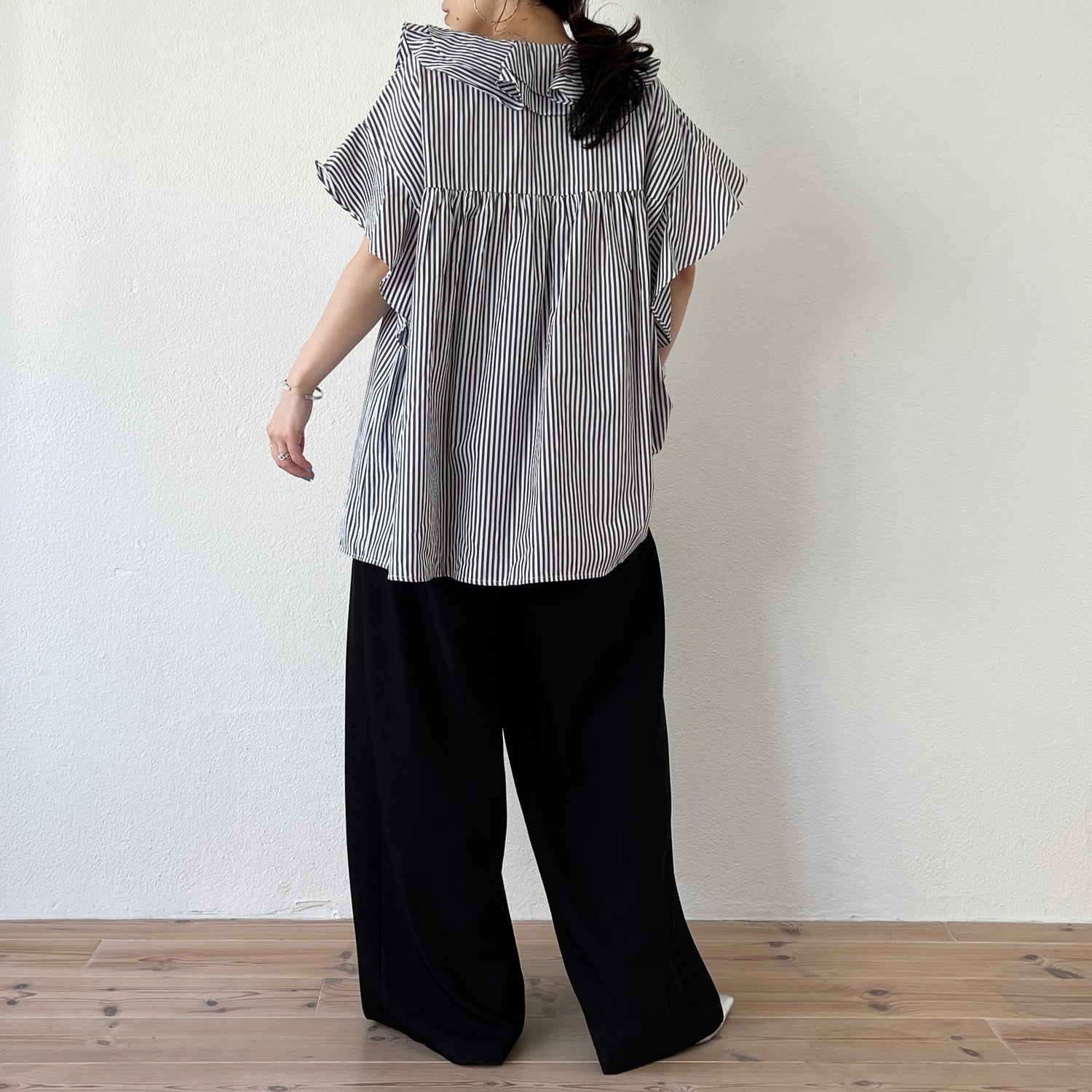 big collar frill half blouse / black stripe