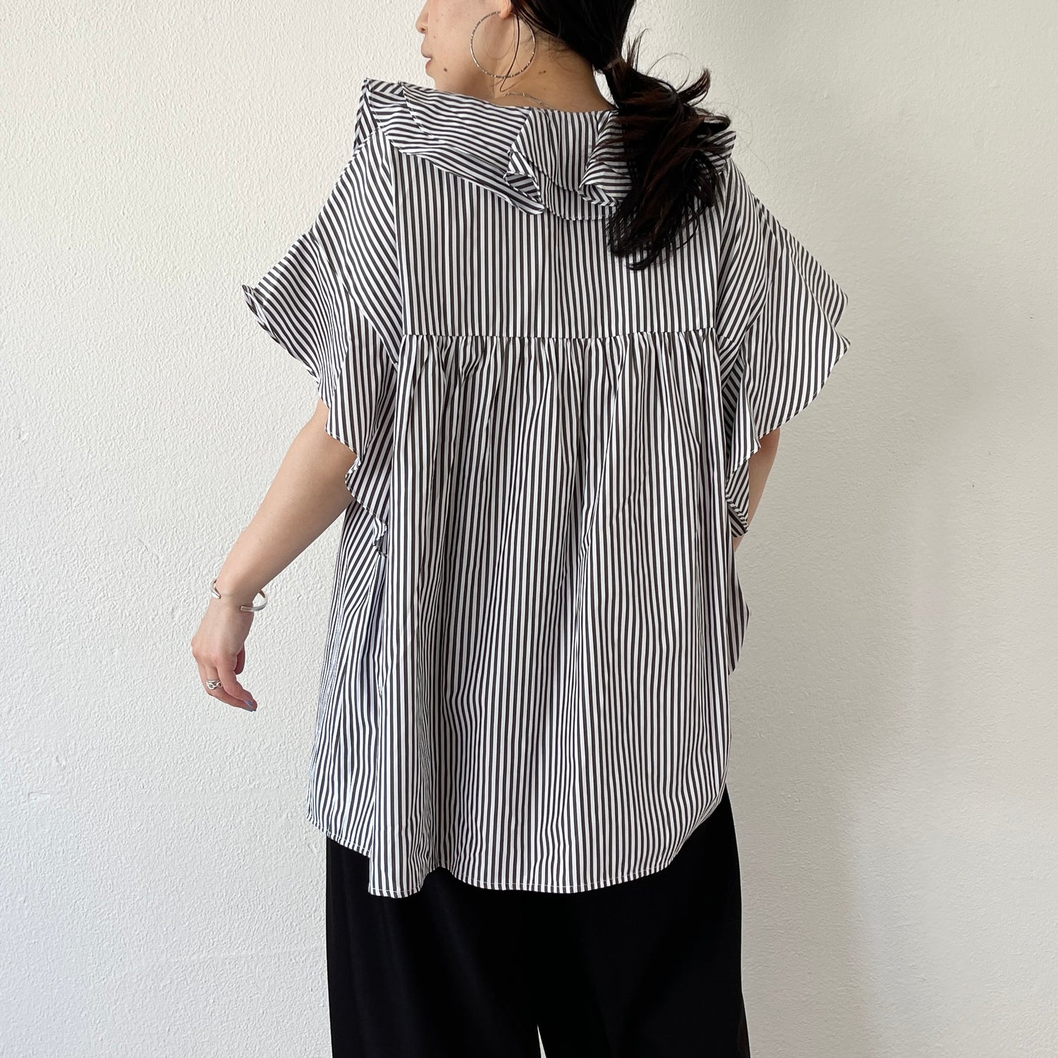 big collar frill half blouse / black stripe