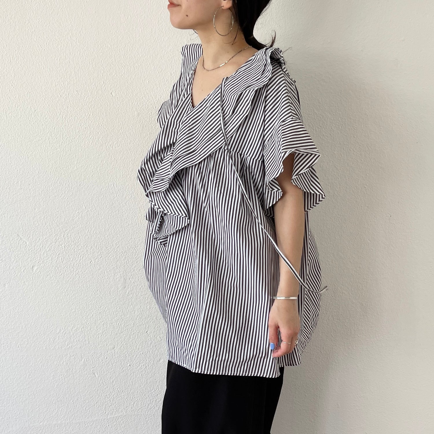 big collar frill half blouse / black stripe