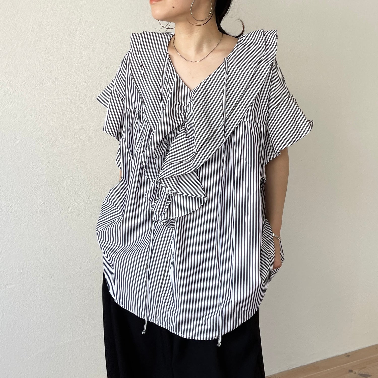 big collar frill half blouse / black stripe