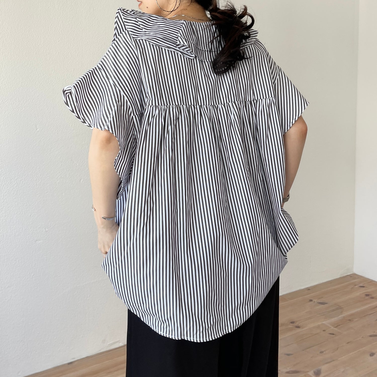 big collar frill half blouse / black stripe