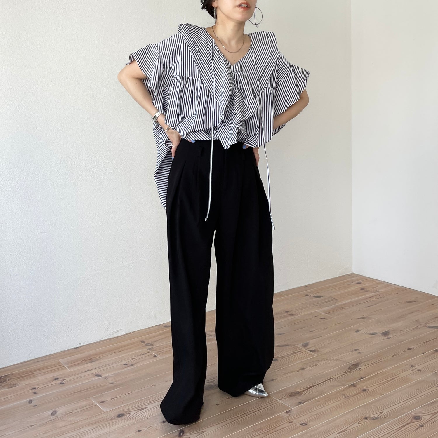 big collar frill half blouse / black stripe