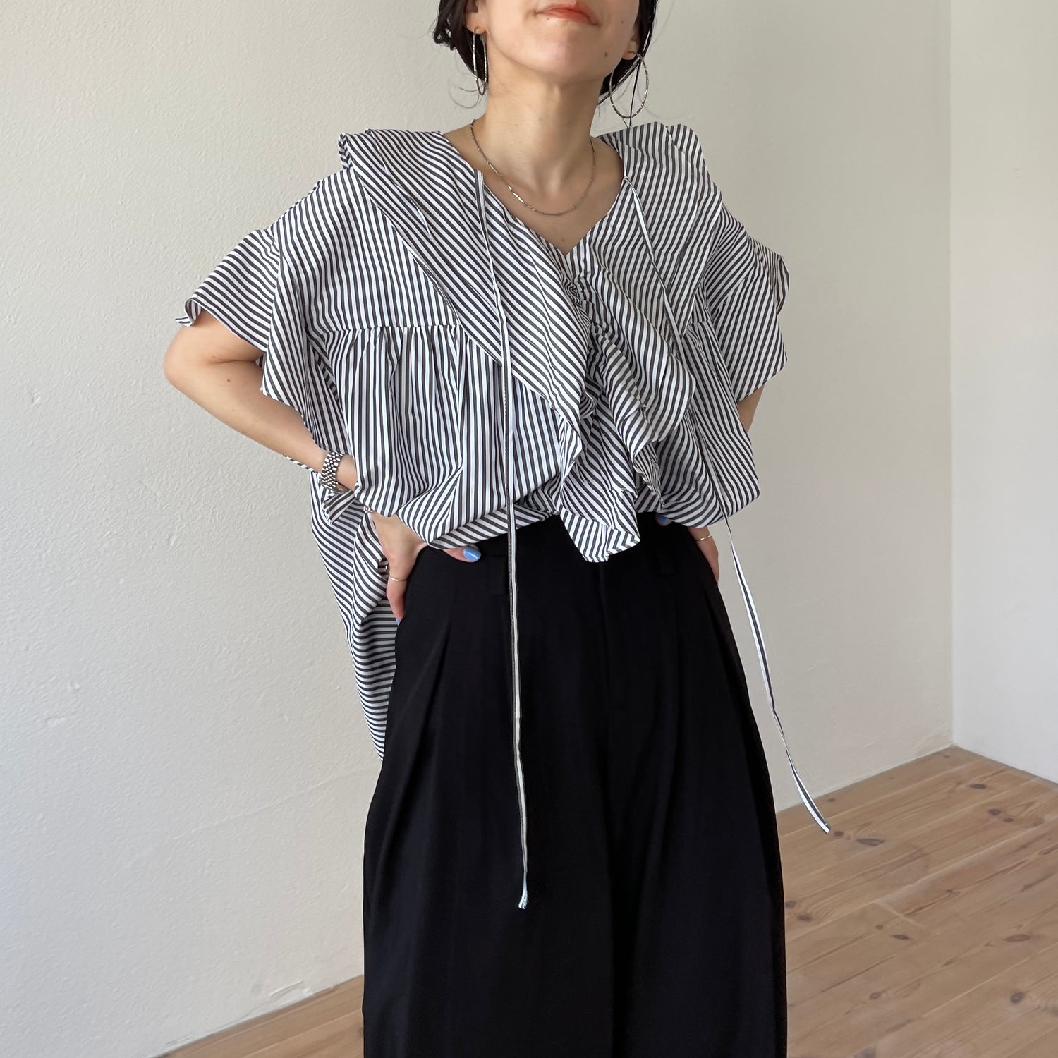 big collar frill half blouse / black stripe