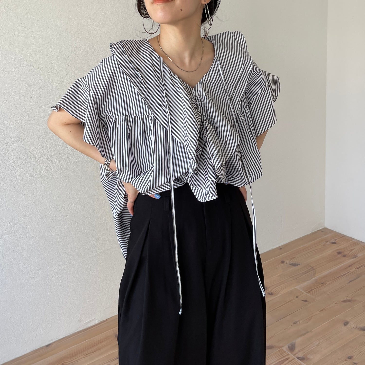 big collar frill half blouse / black stripe