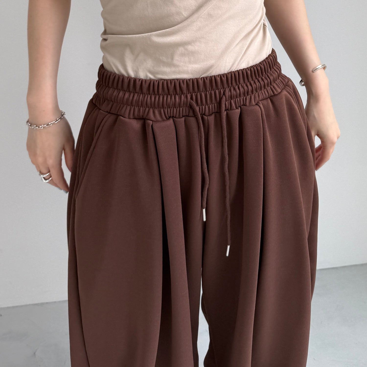super loose sweat pants / brown