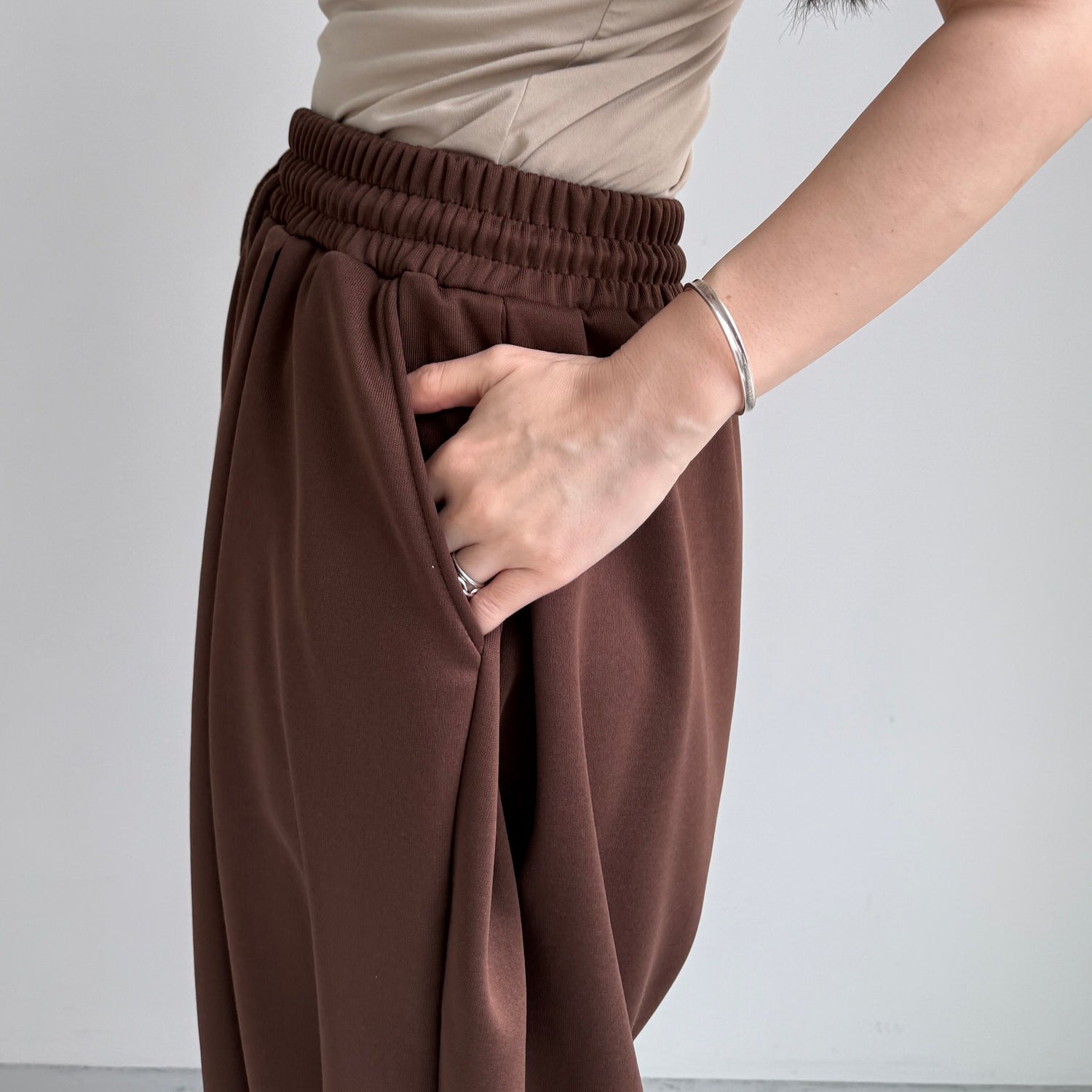 super loose sweat pants / brown