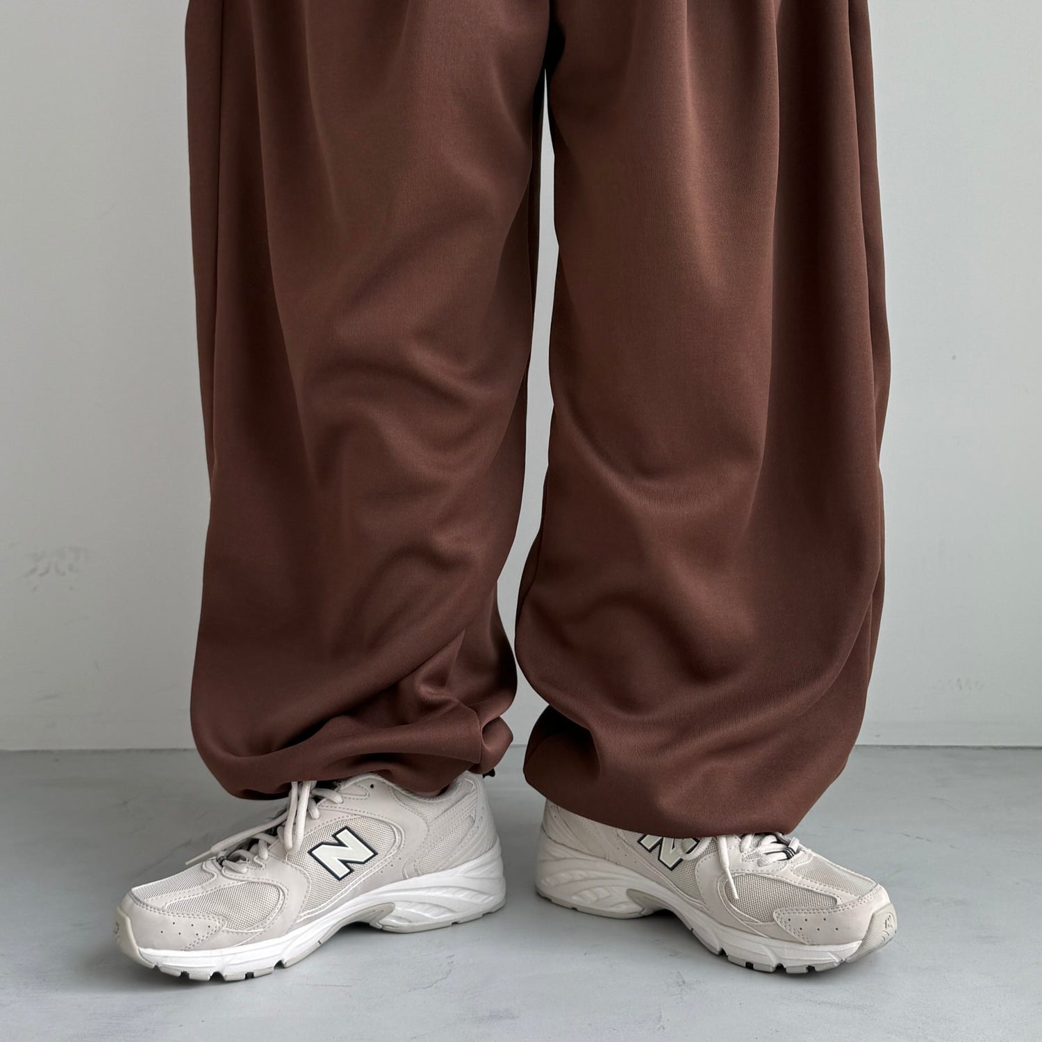 super loose sweat pants / brown