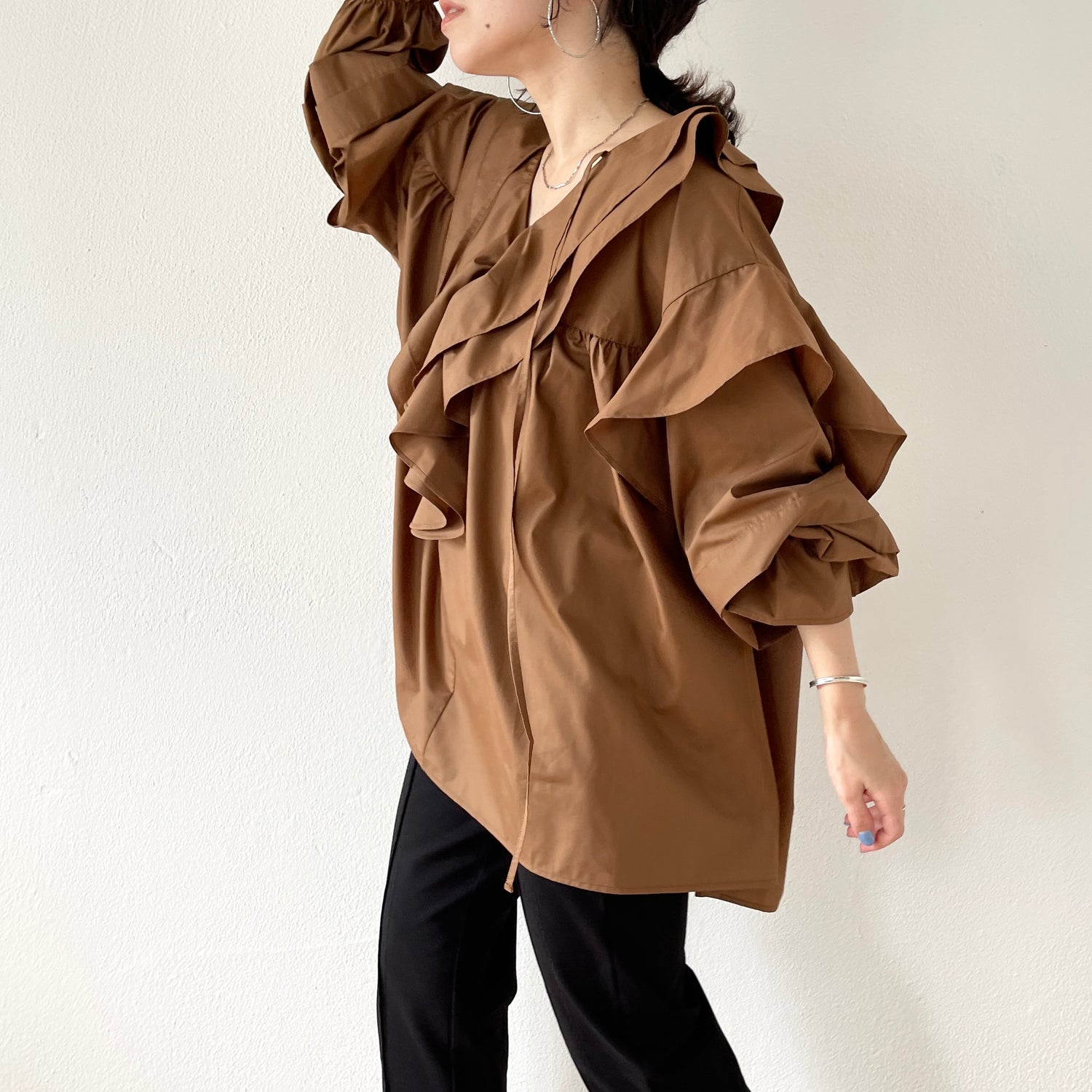 big collar frill blouse / brown