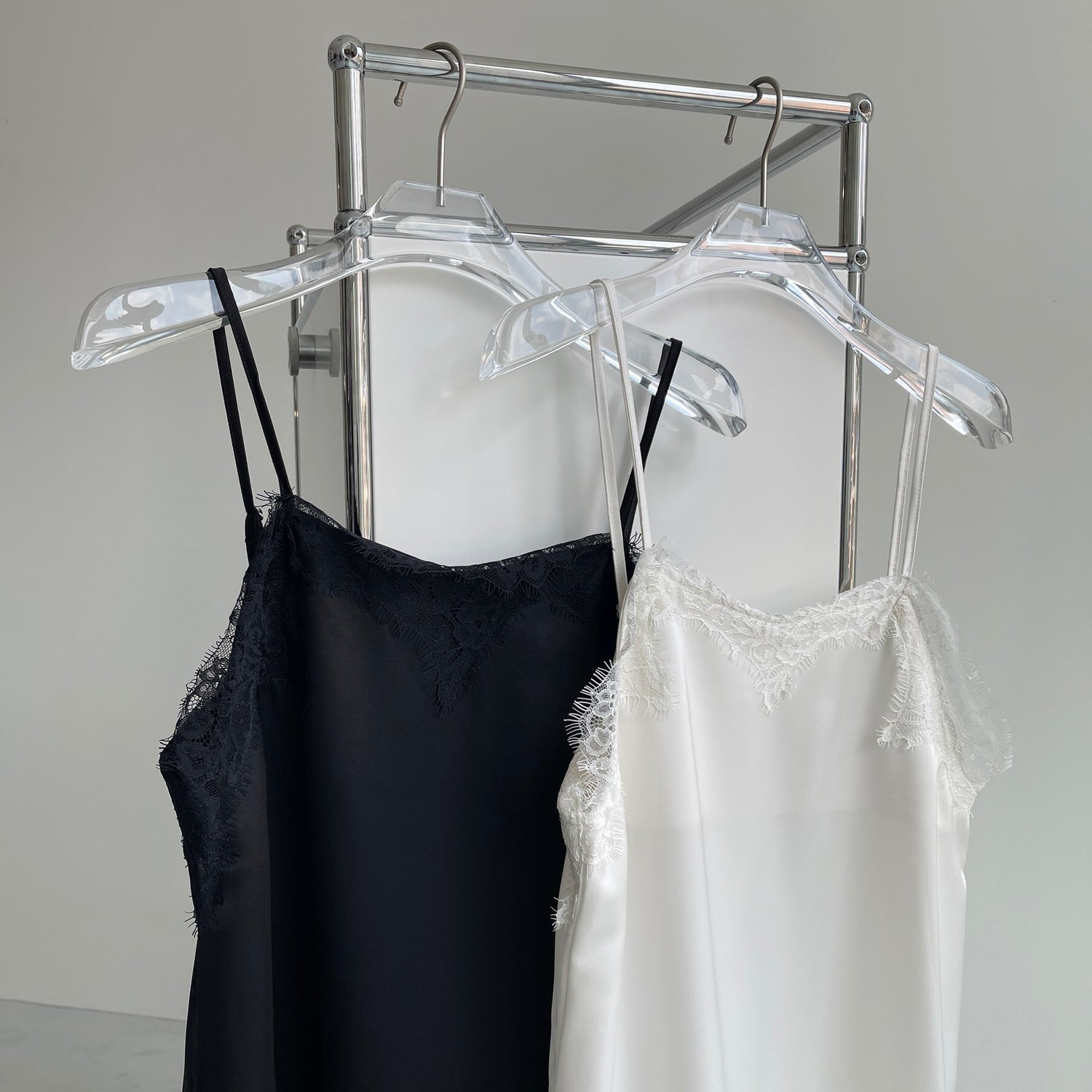 milky lace camisole / black