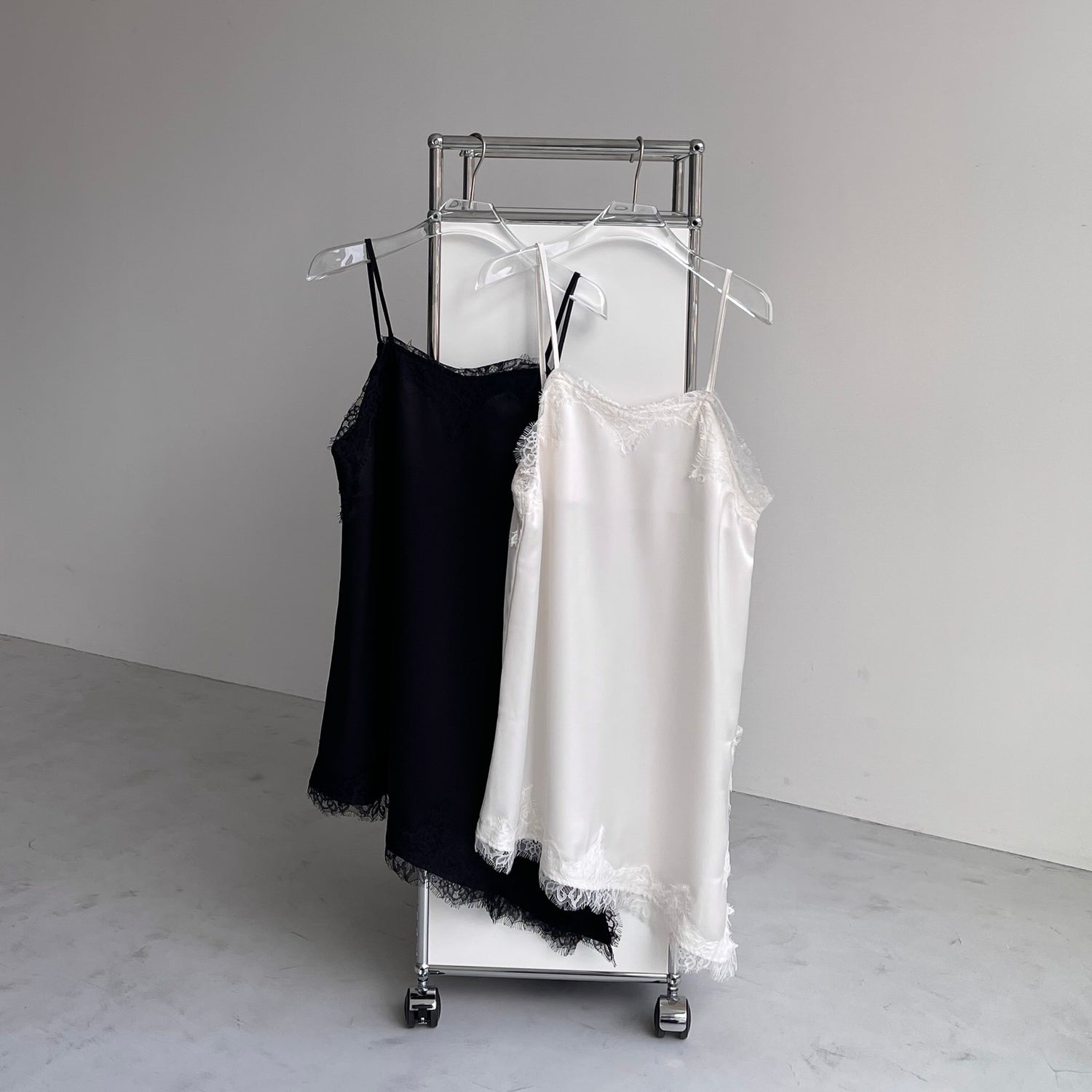 milky lace camisole / black