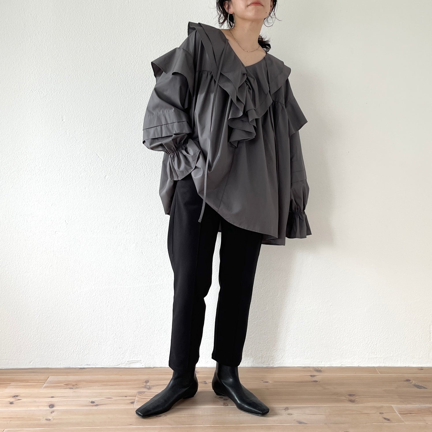 big collar frill blouse / charcoal （ビッグカラーフリルブラウス