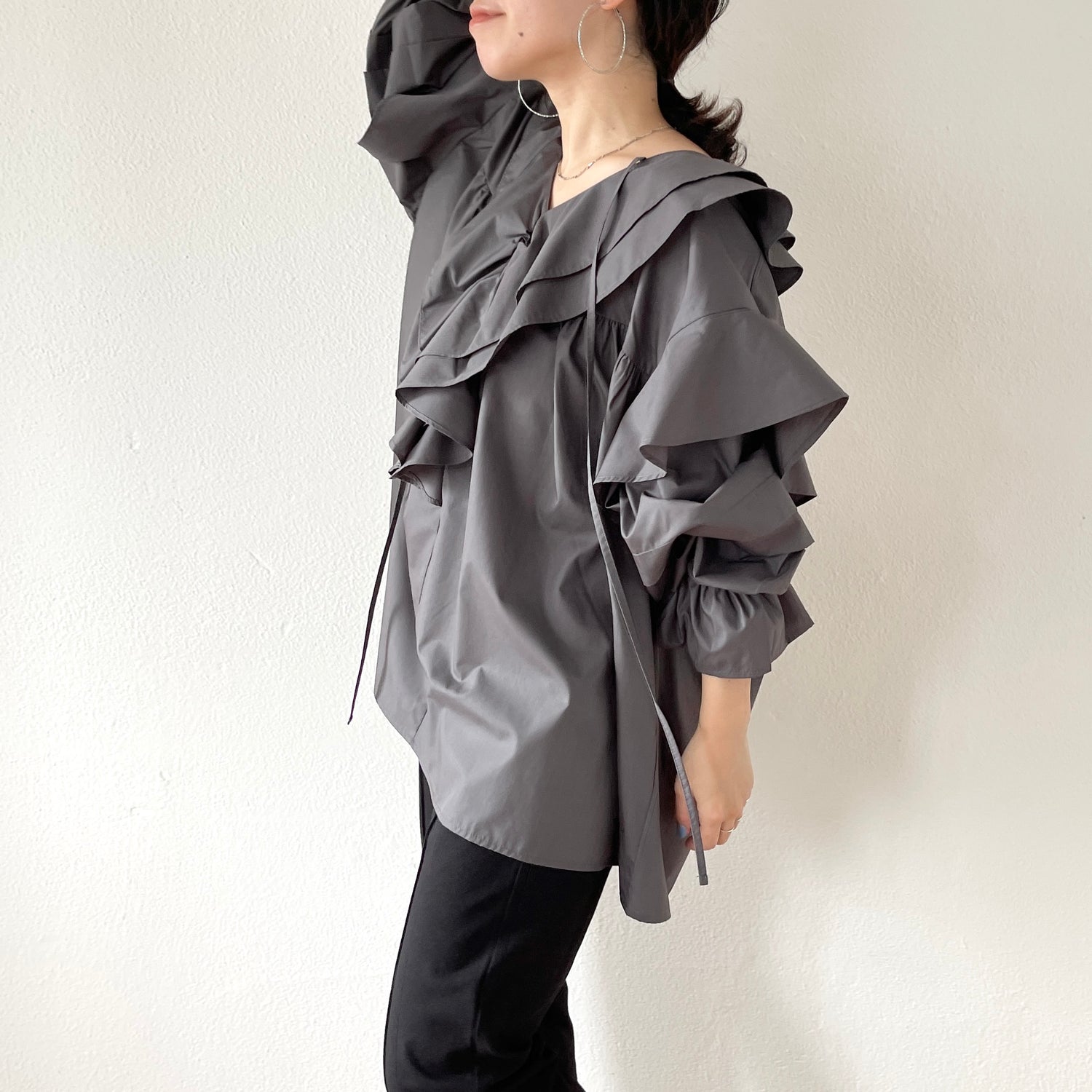 big collar frill blouse / charcoal