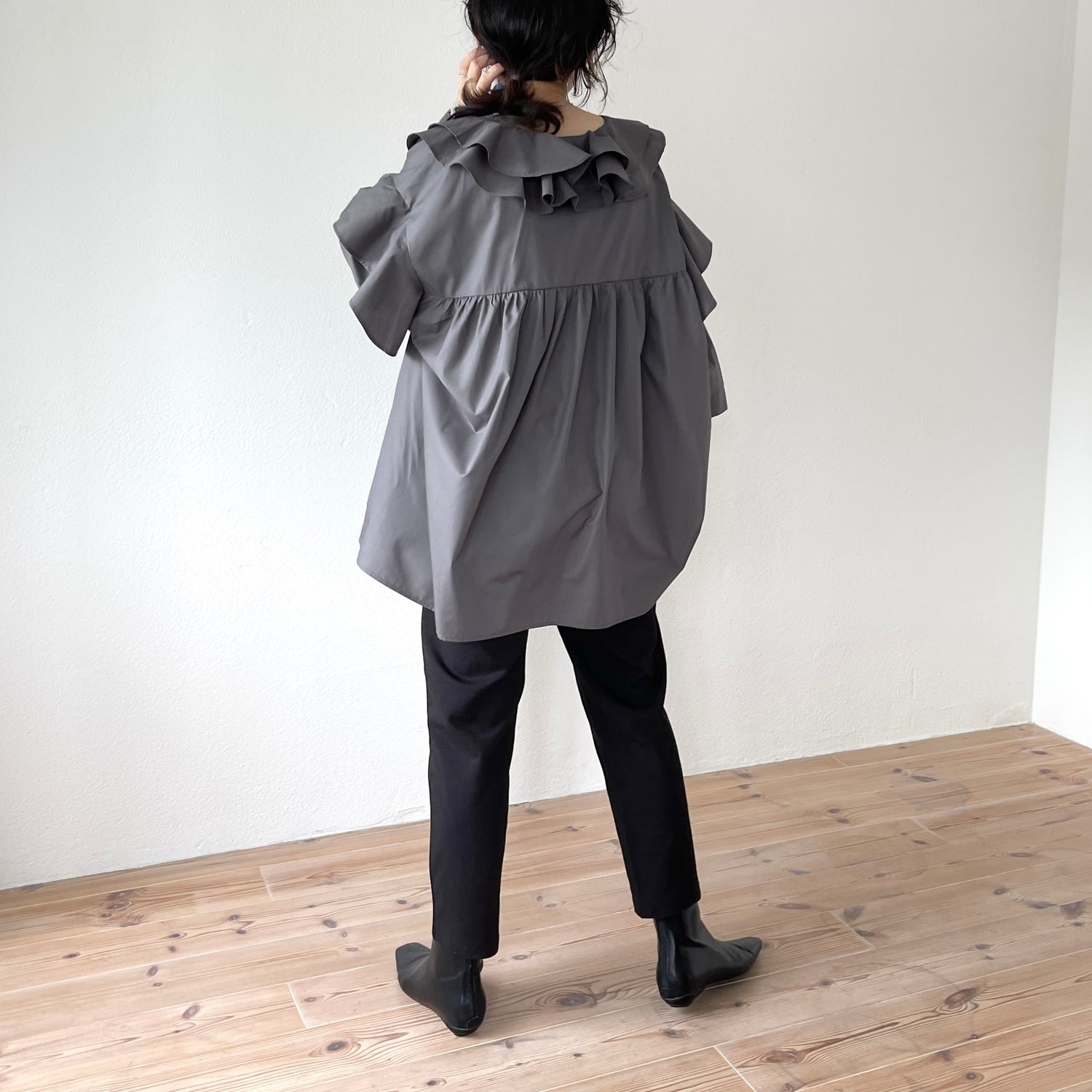 big collar frill blouse / charcoal