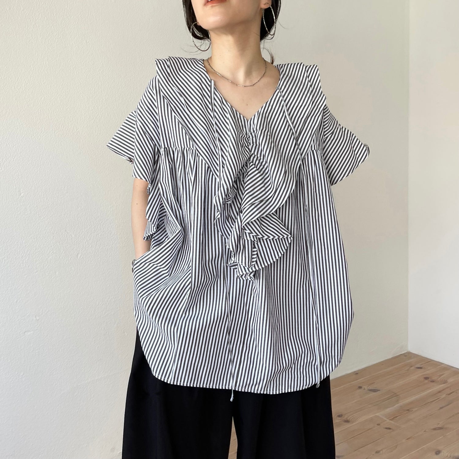 big collar frill half blouse / black stripe