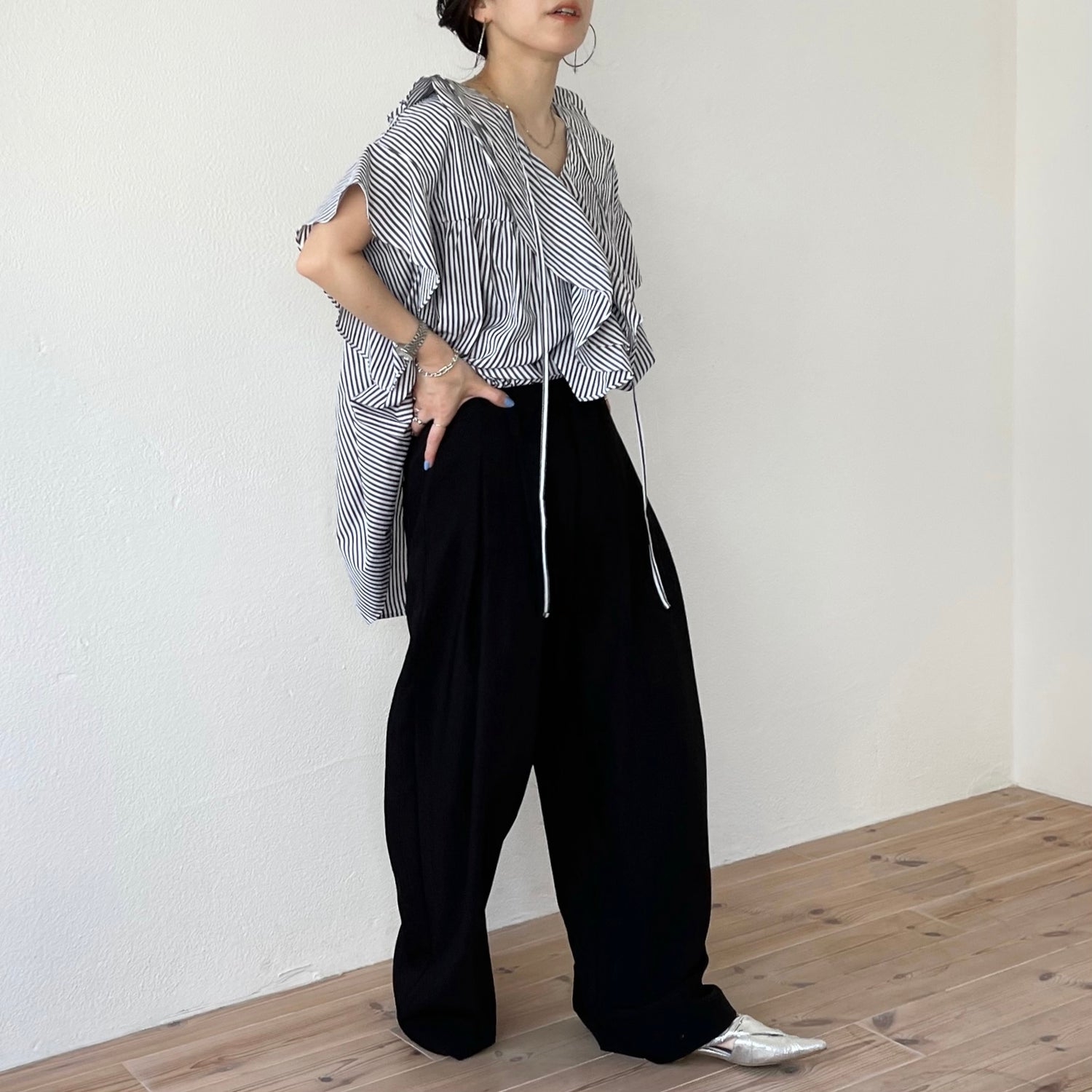 big collar frill half blouse / black stripe