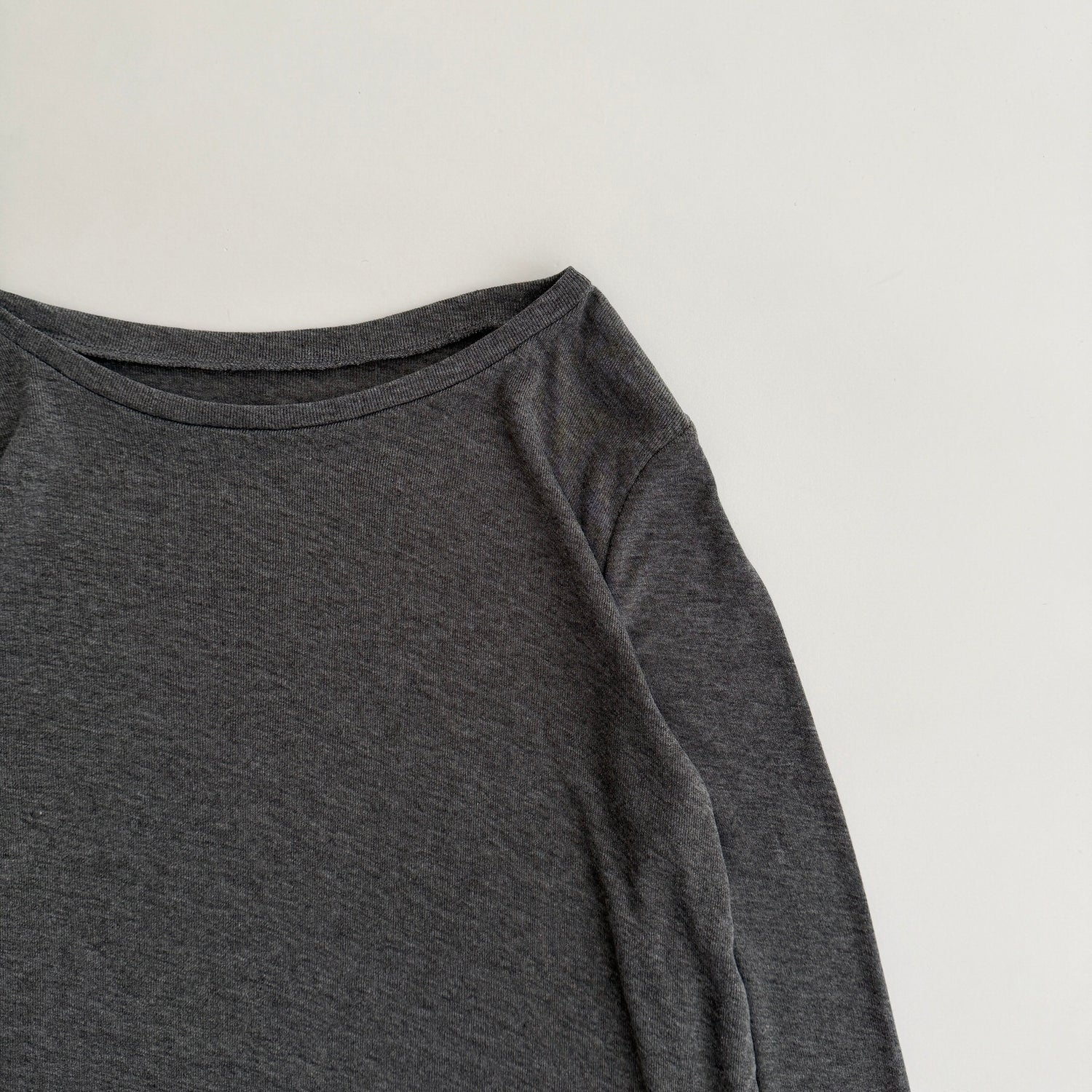 KASANE sheer tee / charcoal