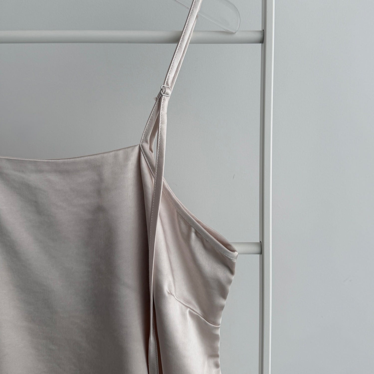 CHIRARISM satin camisole / white
