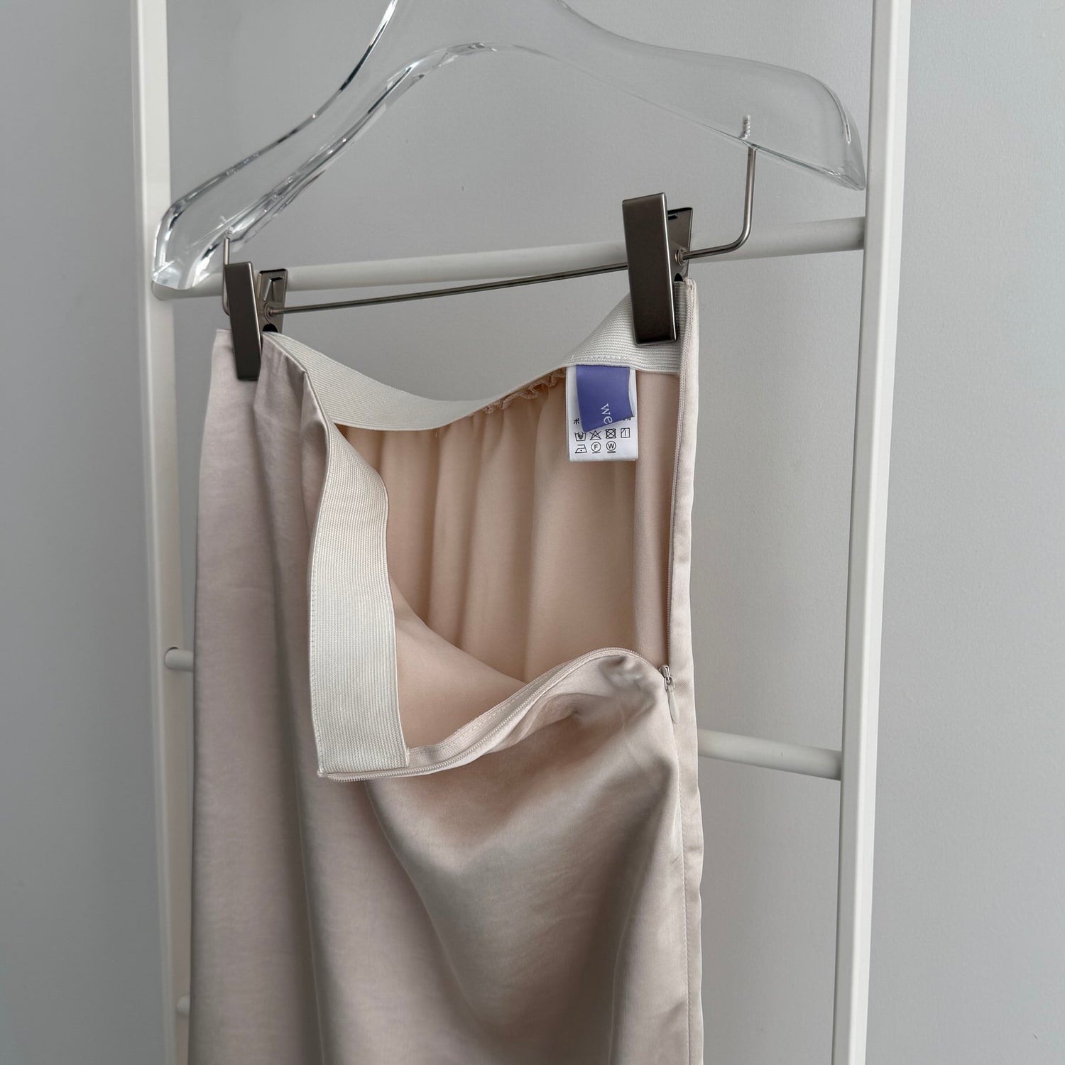 SENBATSU satin skirt / cream