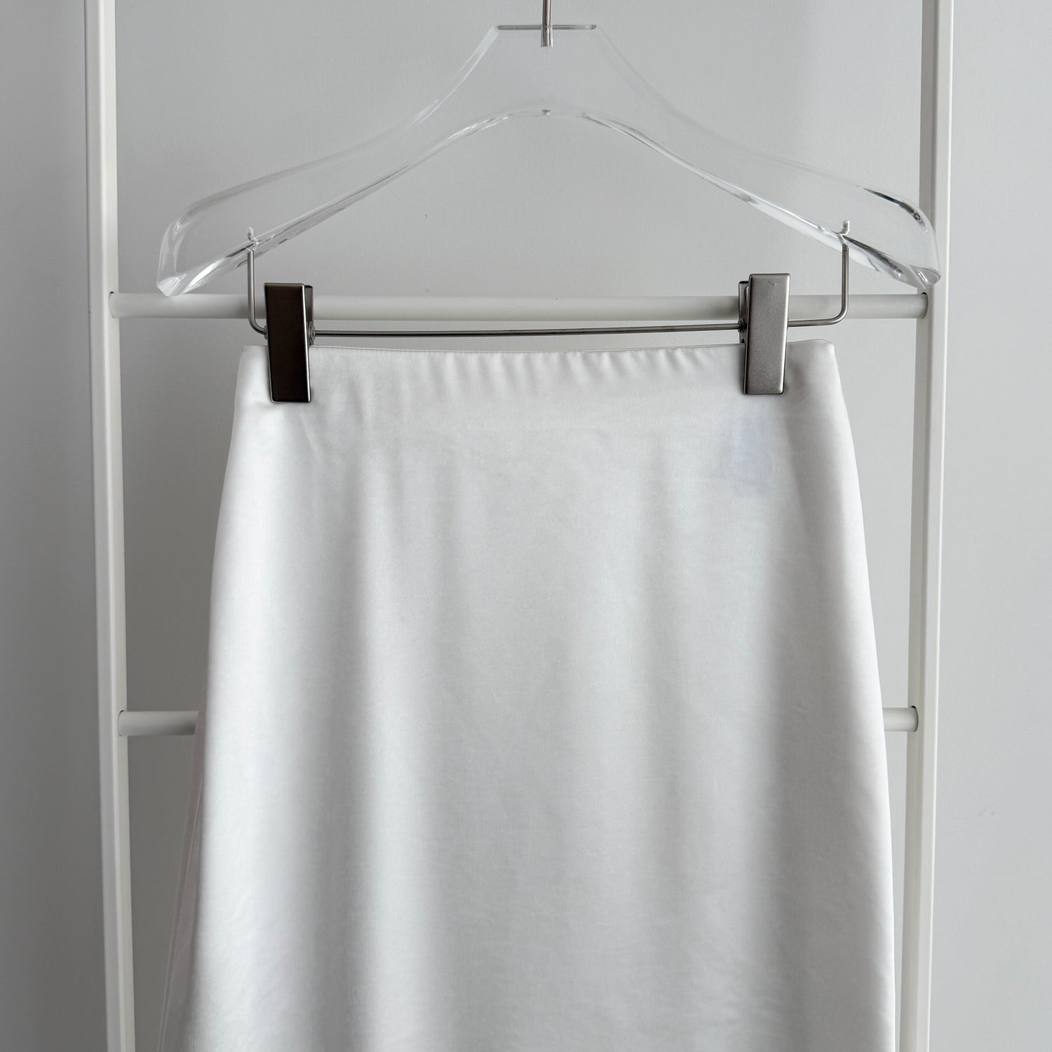 SENBATSU satin skirt / white
