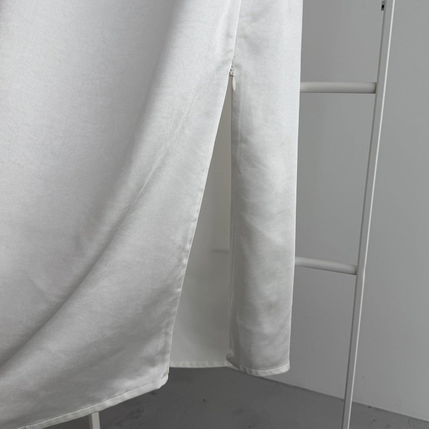 SENBATSU satin skirt / white