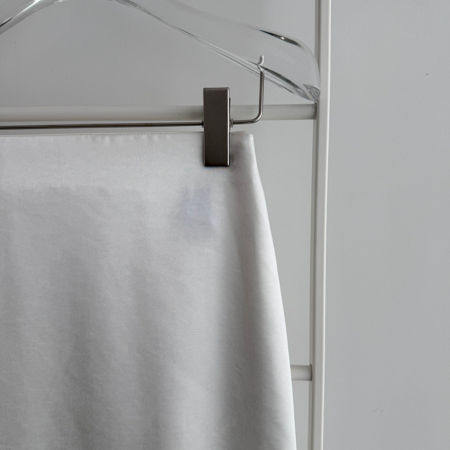 SENBATSU satin skirt / white