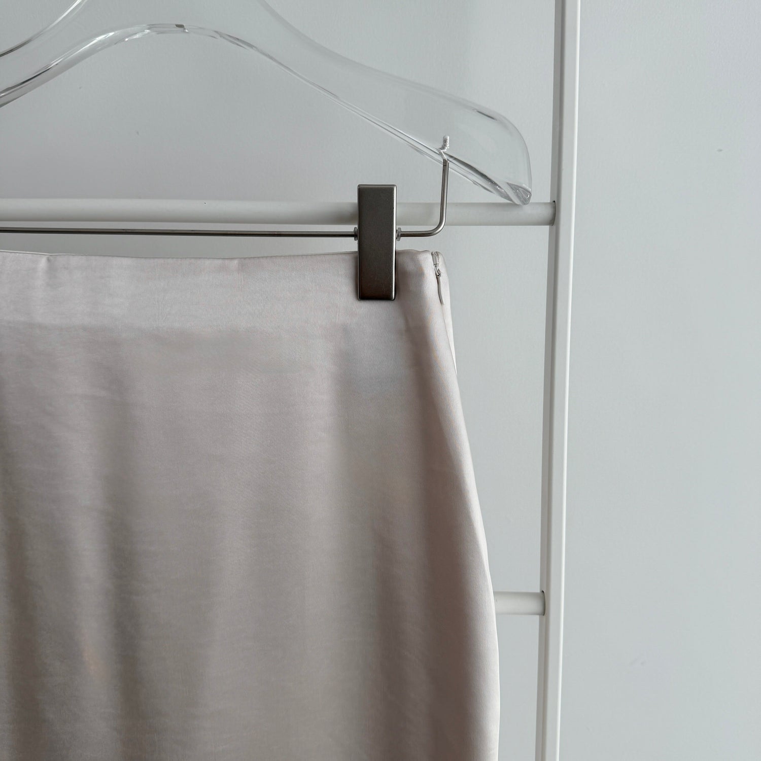 SENBATSU satin skirt / cream