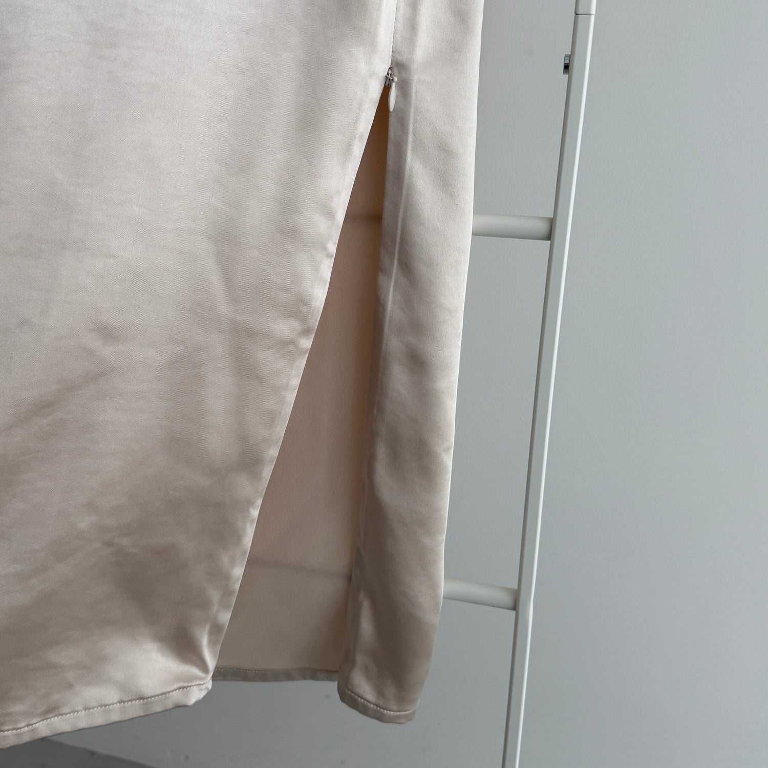 SENBATSU satin skirt / cream