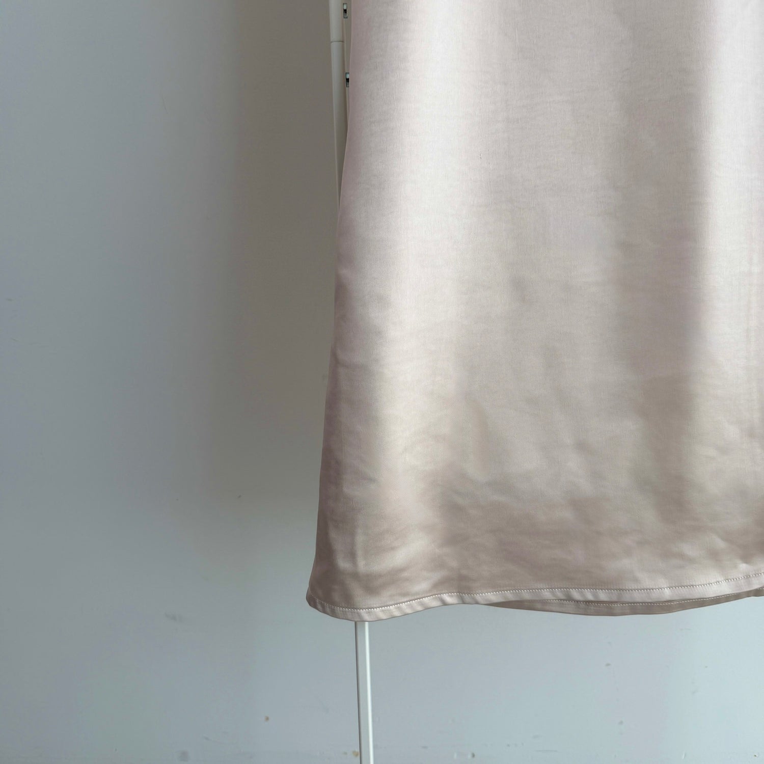 SENBATSU satin skirt / cream
