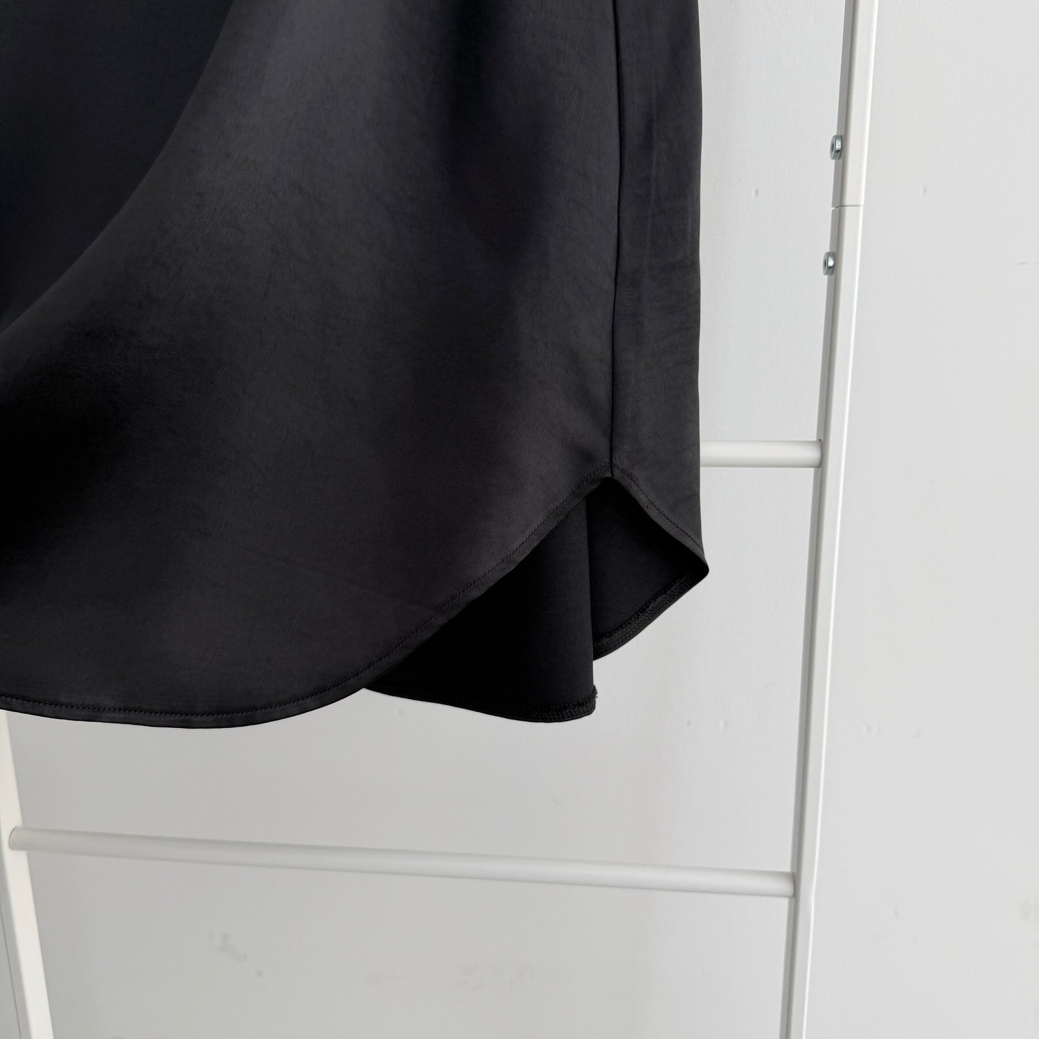 CHIRARISM satin camisole / black