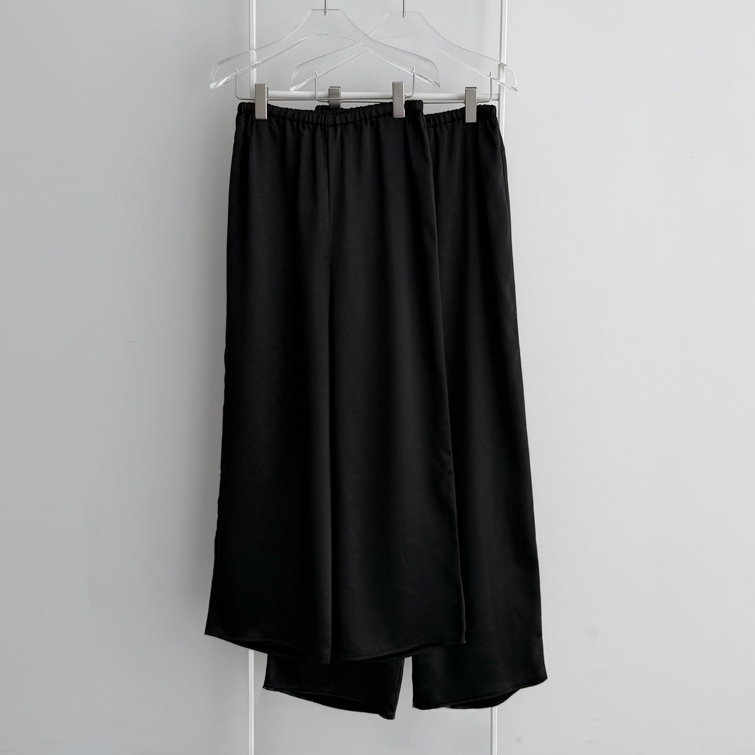 relax satin pants / black