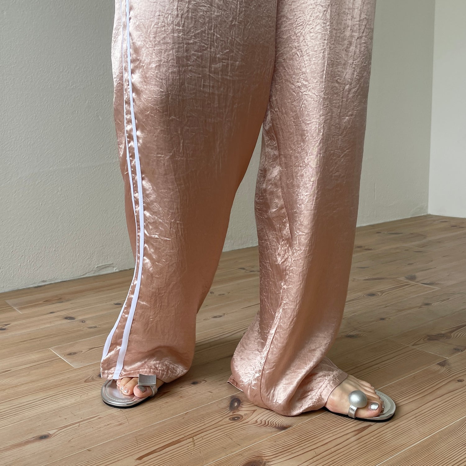 side line shiny pants / pink beige