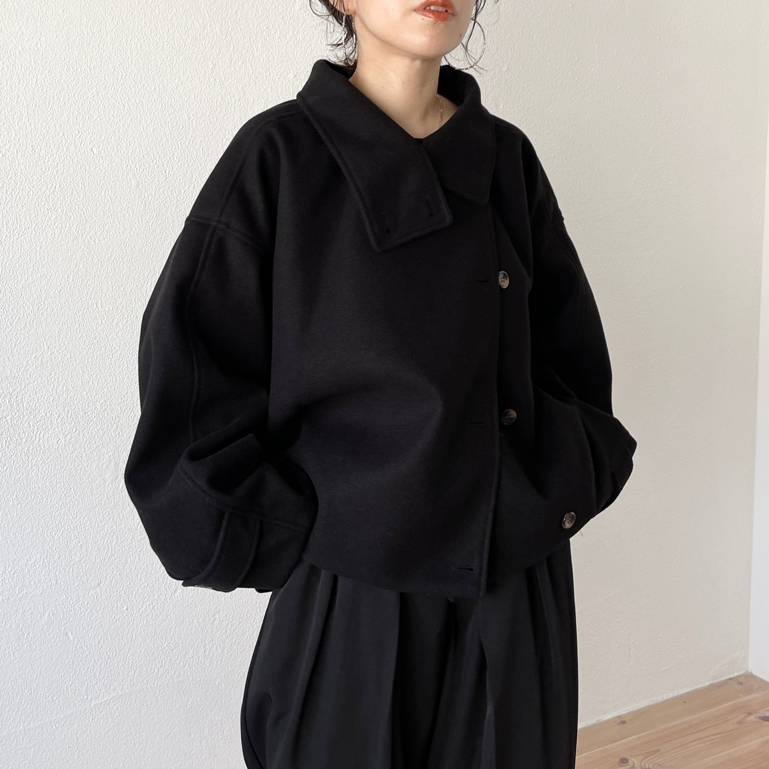 【SAMPLE】smooth touch stand neck short coat / black
