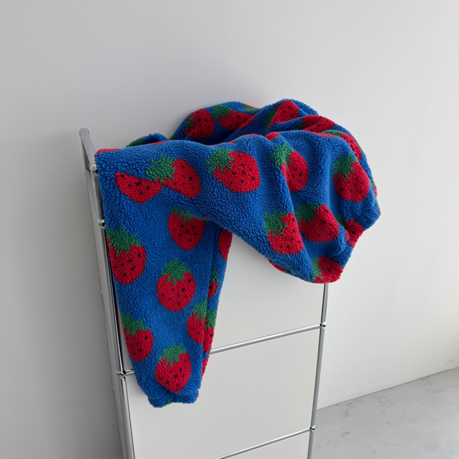 STRAWBERRY BOA JACKET / blue