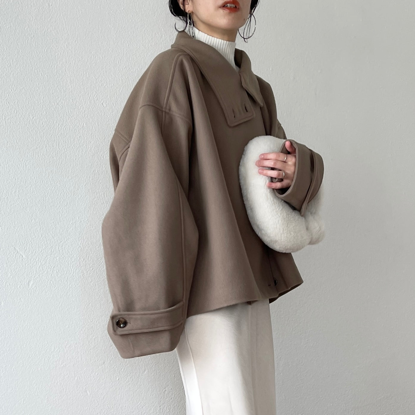 smooth touch stand neck short coat / beige | wee9s | ウィークス