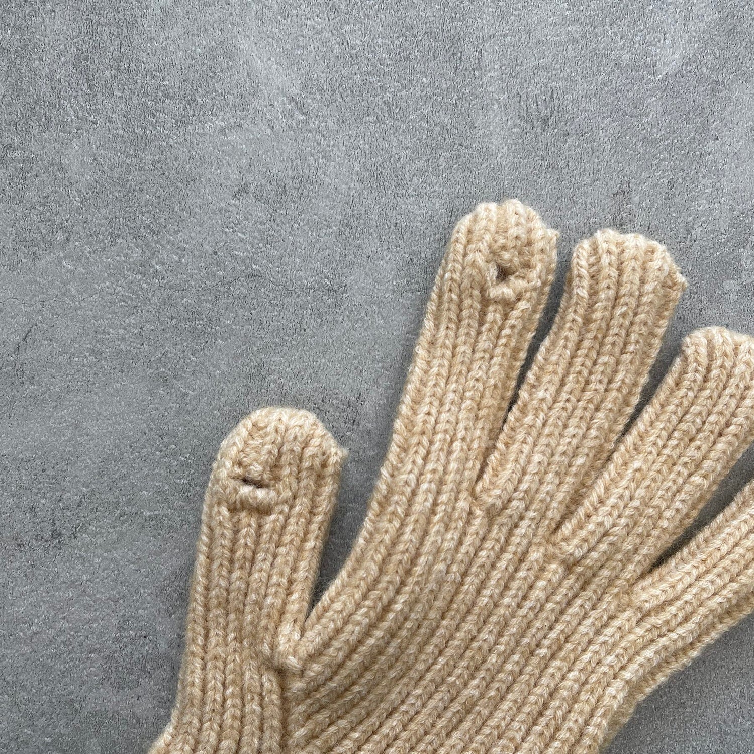 【SAMPLE】finger hole knit bicolor gloves / beige