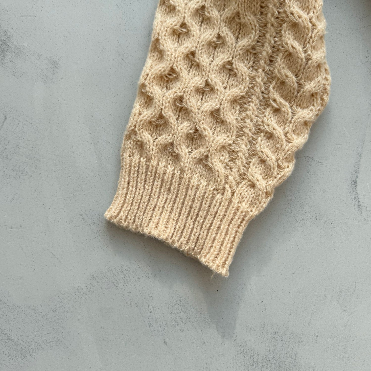 holiday cable knit / beige