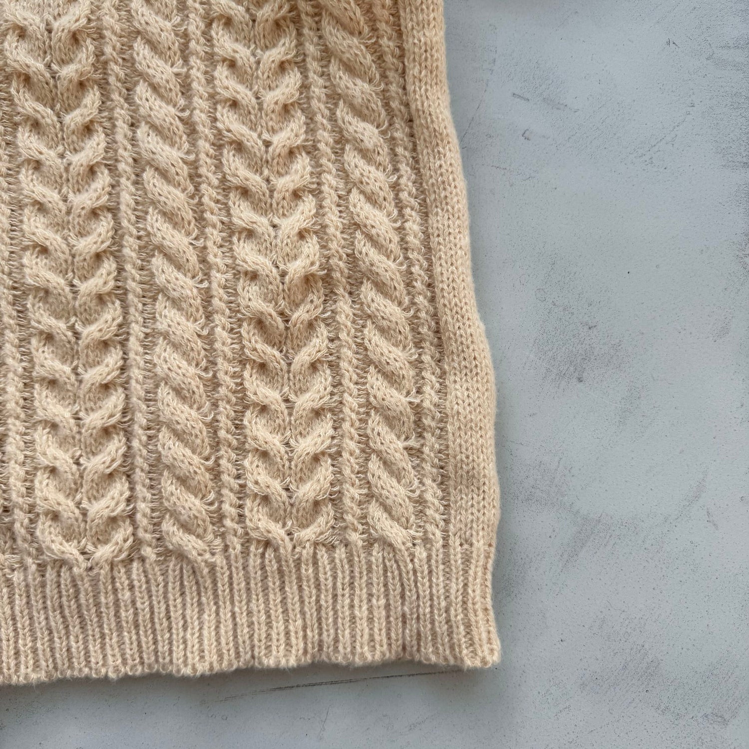 holiday cable knit / beige