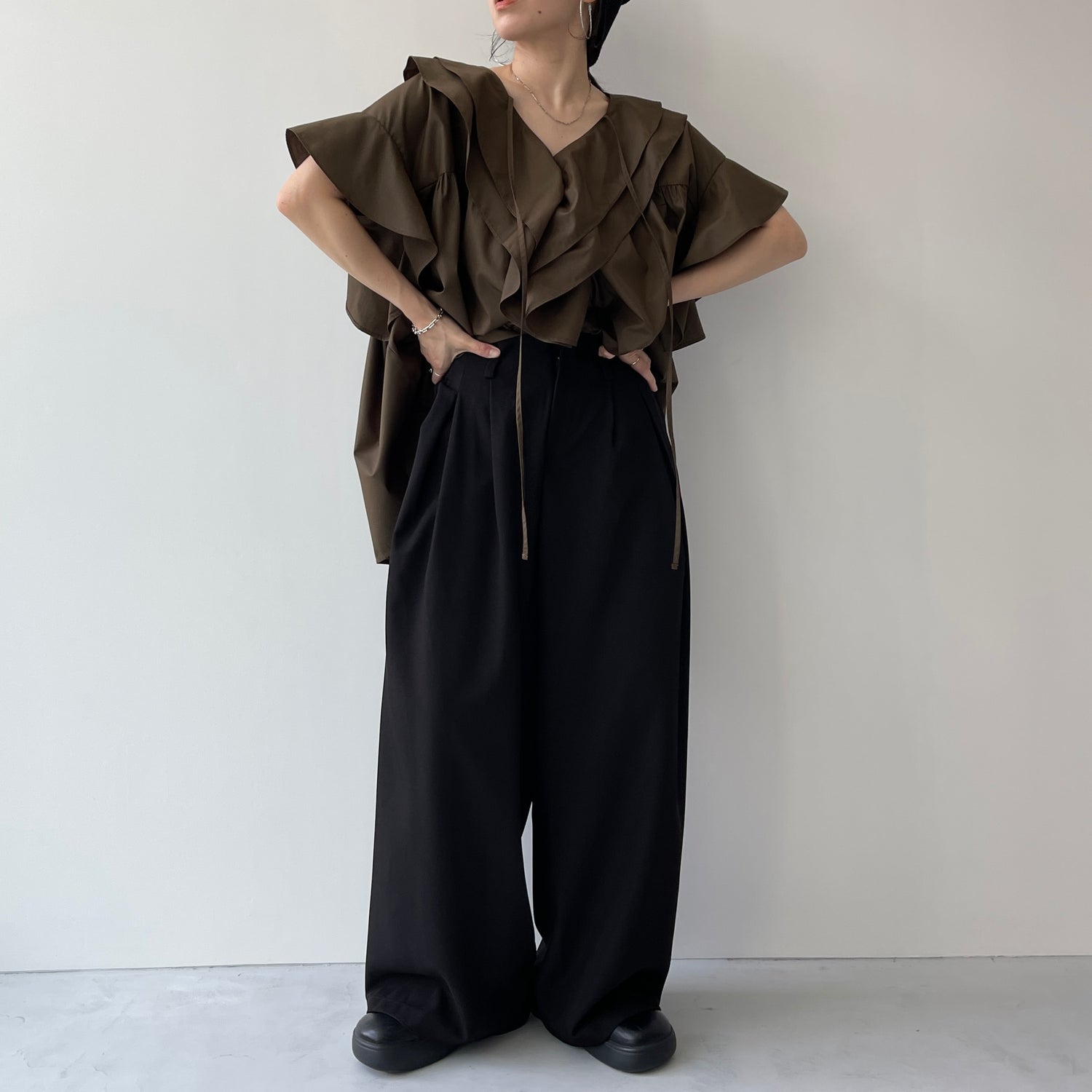 big collar frill half blouse / brown