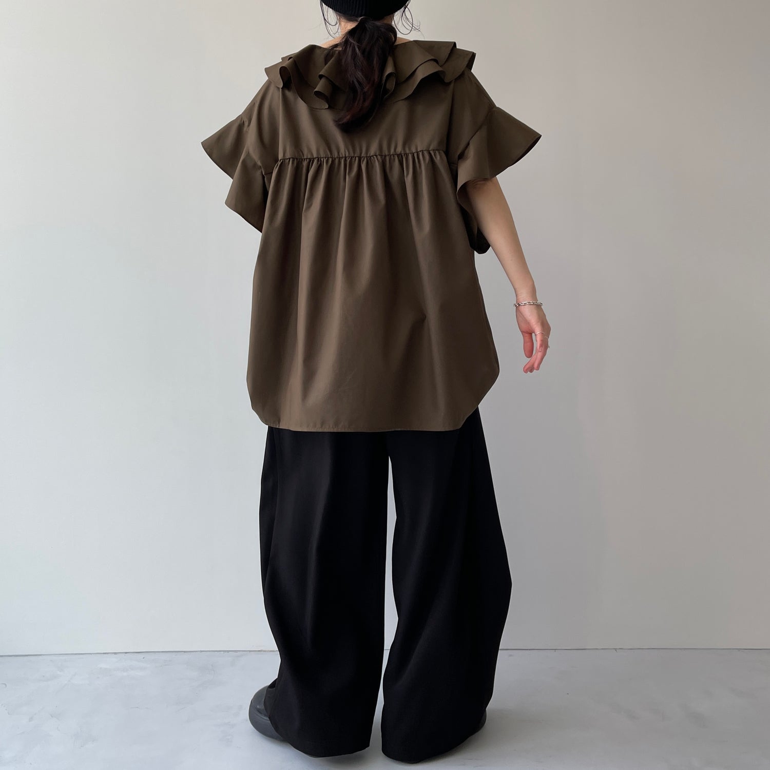 big collar frill half blouse / brown