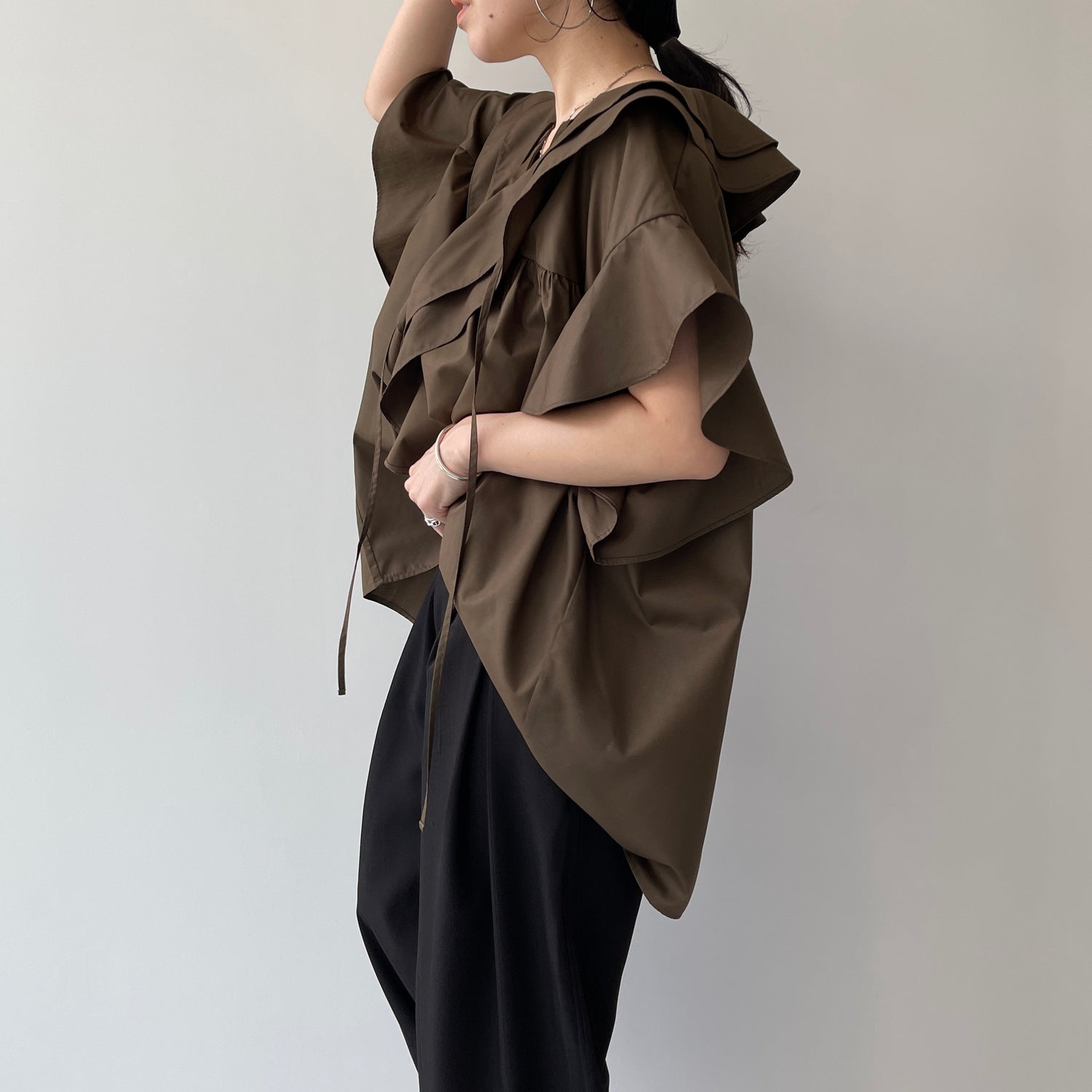 big collar frill half blouse / brown