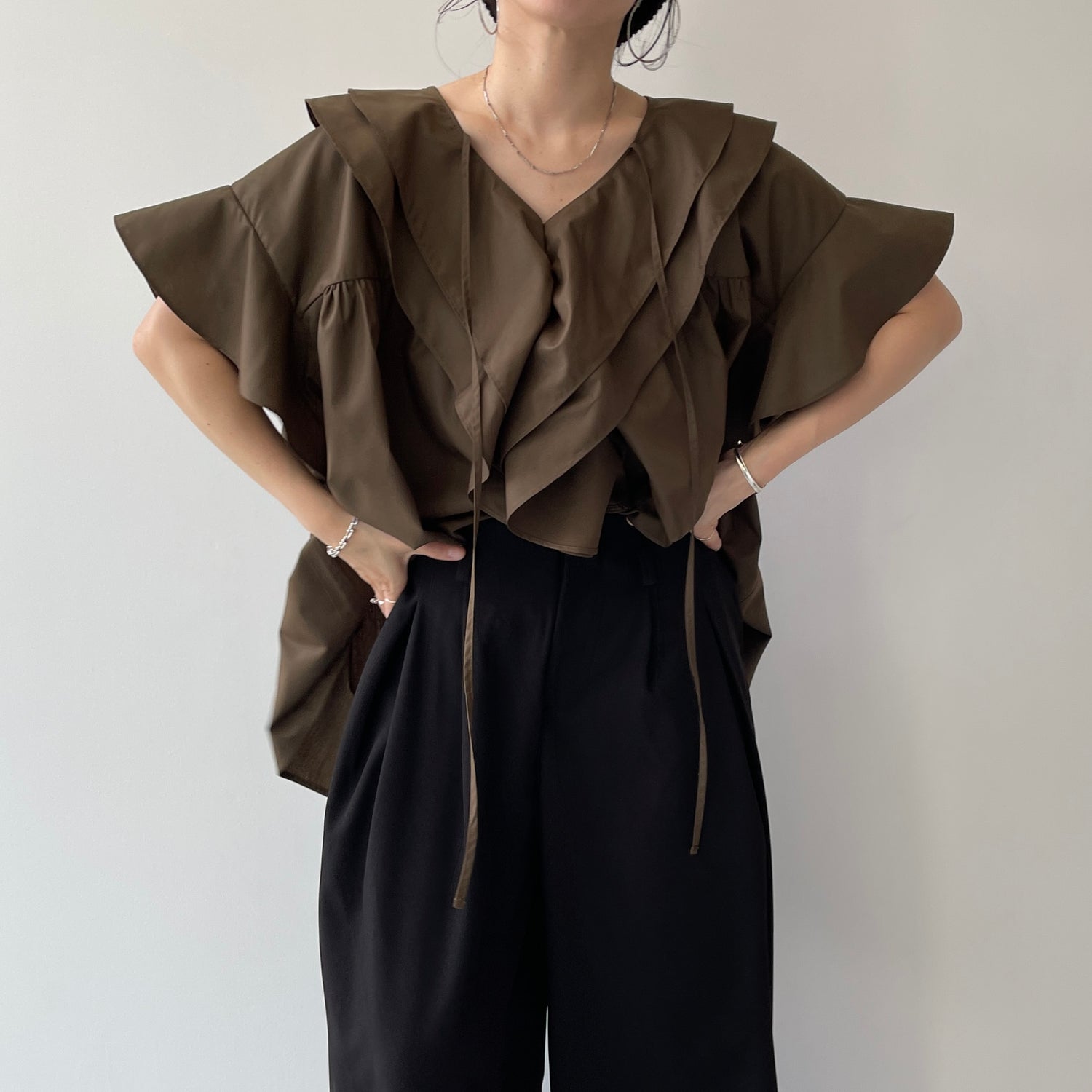 big collar frill half blouse / brown