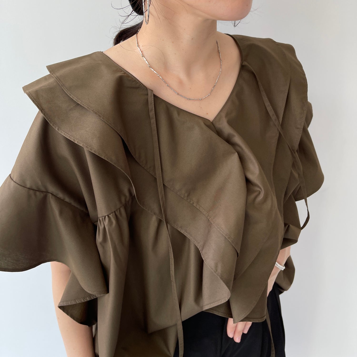 big collar frill half blouse / brown