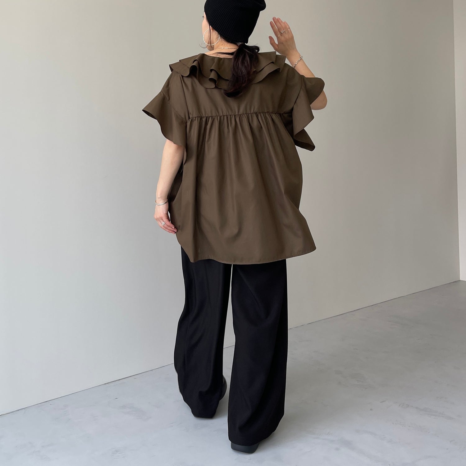 big collar frill half blouse / brown