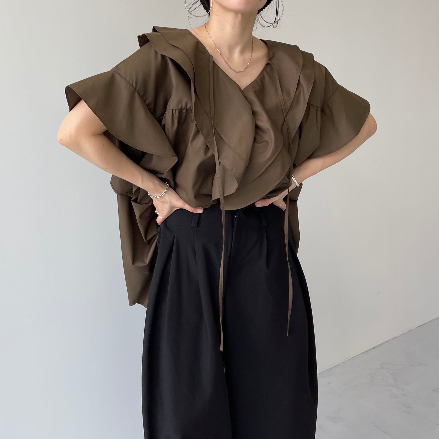 big collar frill half blouse / brown