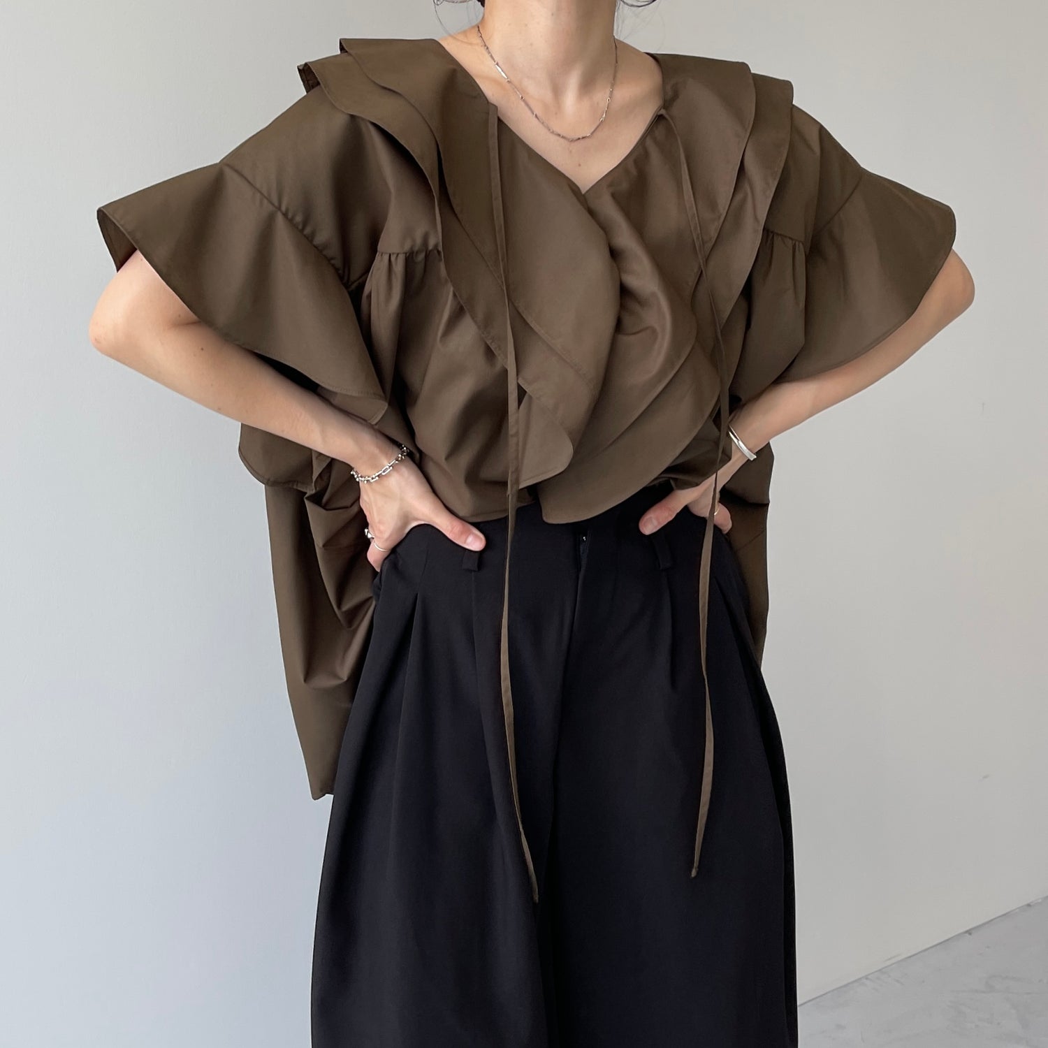 big collar frill half blouse / brown