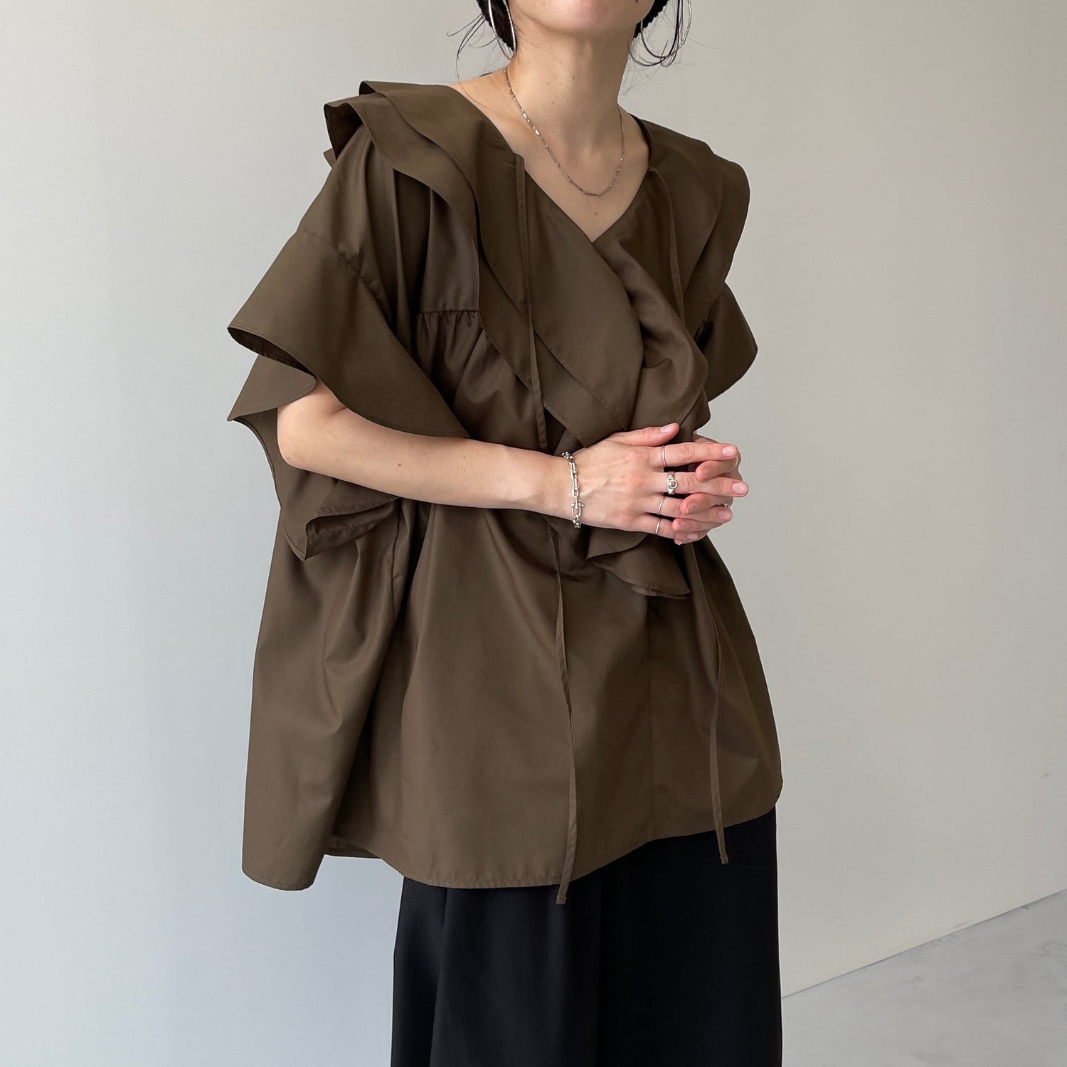 big collar frill half blouse / brown