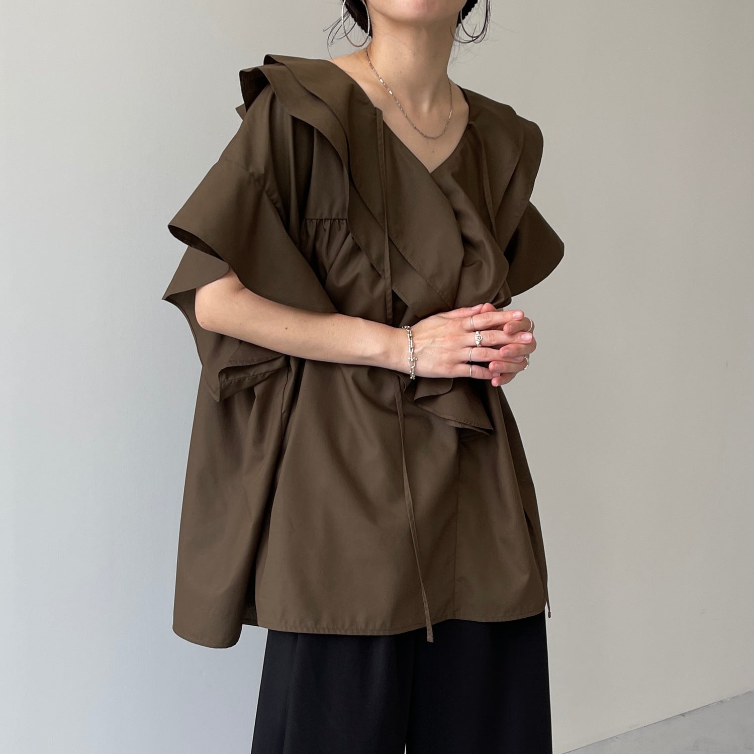 big collar frill half blouse / brown